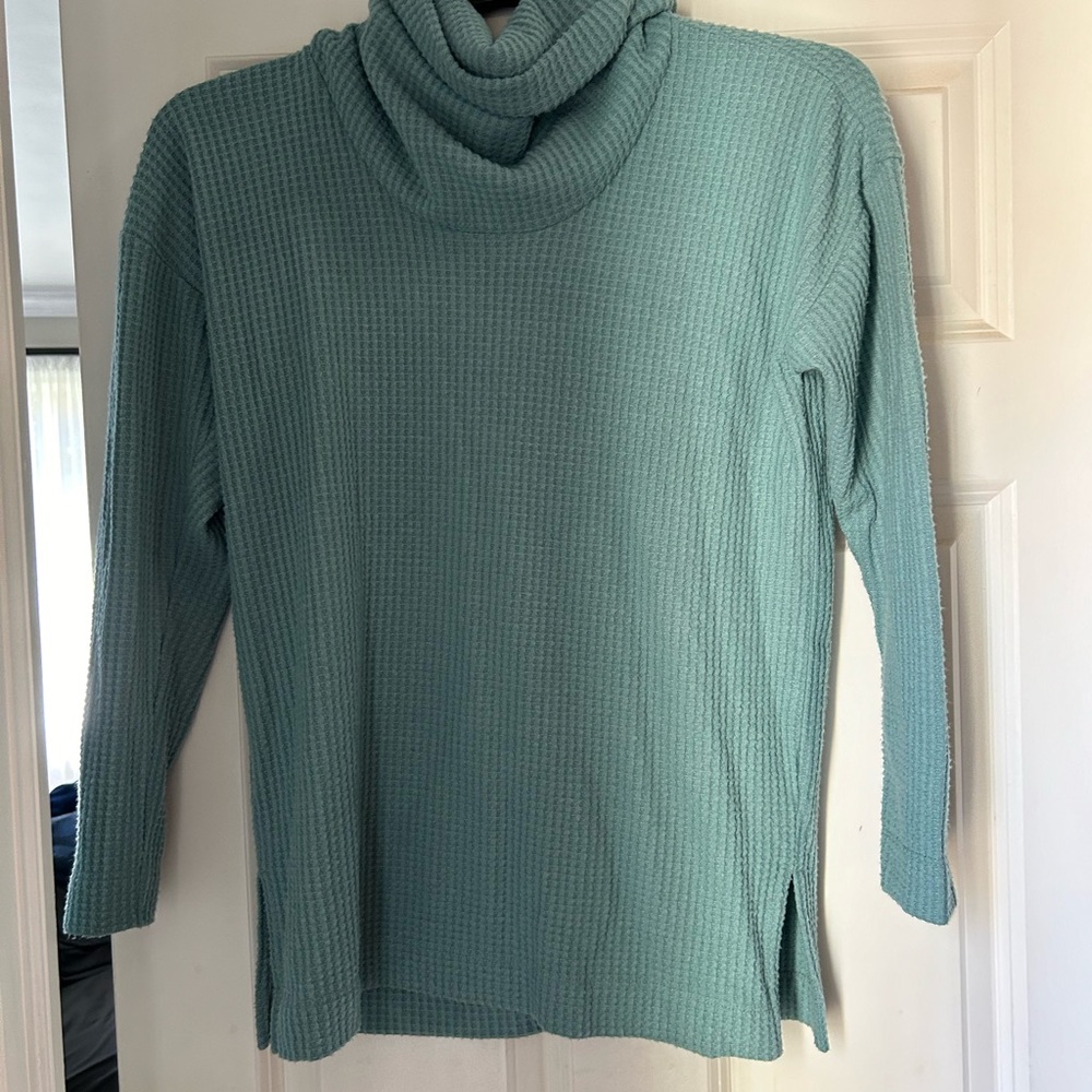 Women’s lightweight thermal top